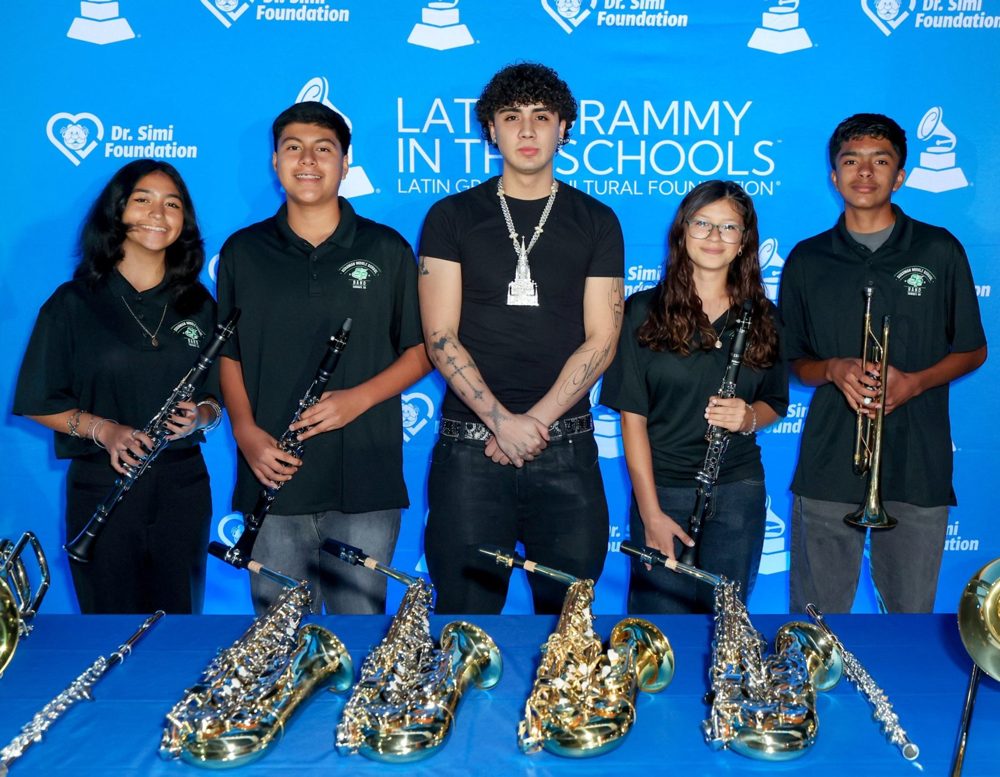 DannyLux donó instrumentos a una escuela secundaria de Los Ángeles
